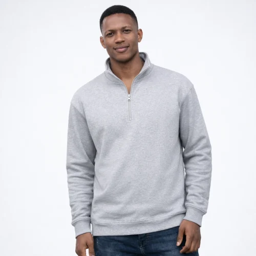 Homem a usar sweat com fecho meio cinzento.