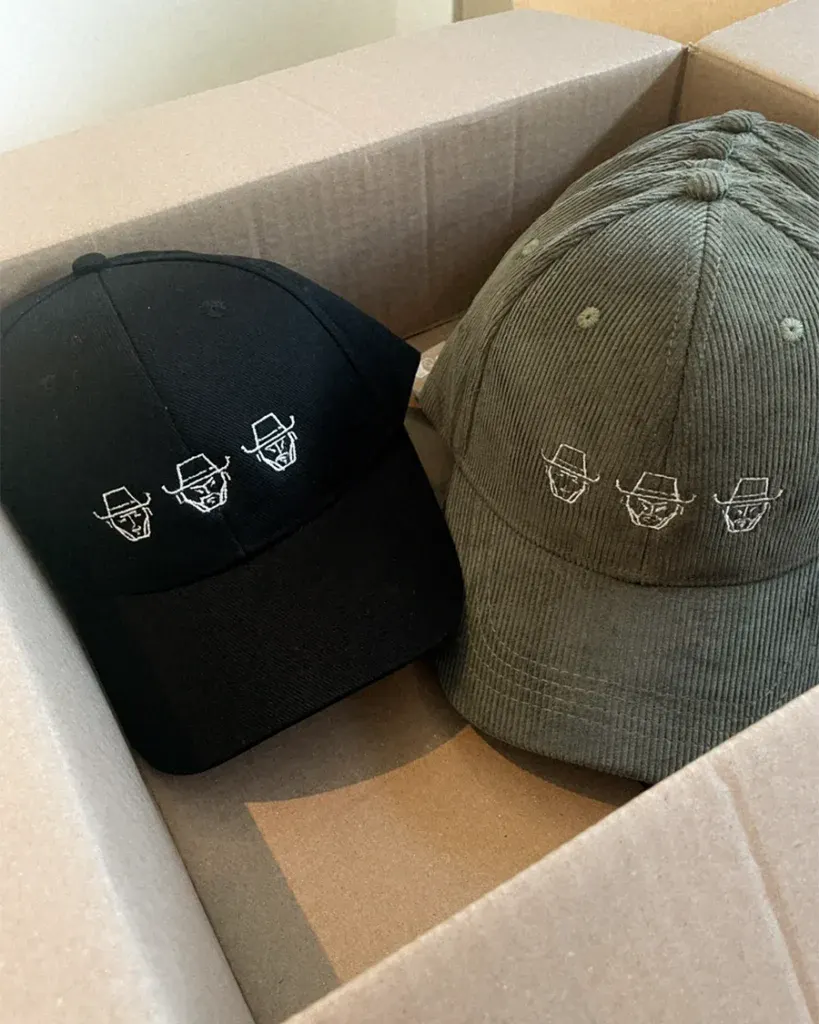 Chapéus personalizados com estampagem de rostos de cowboys em caixa de cartão.