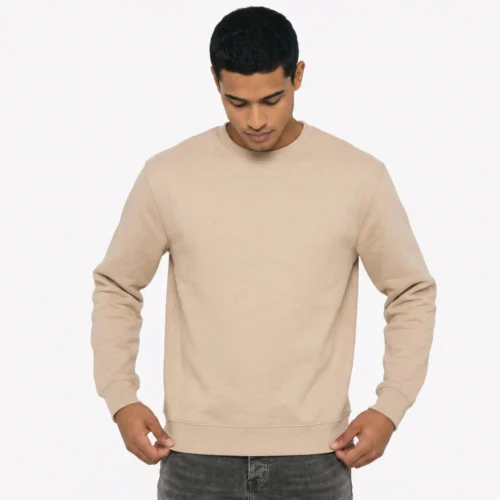 Homem a usar sweatshirt de manga longa cor bege, modelo crew neck.