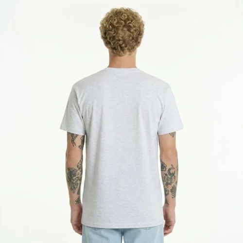 T-shirt básica regular cinza claro costas. Homem com tatuagens nos braços.