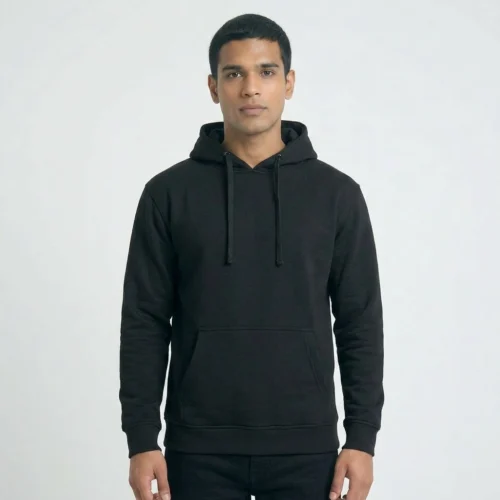 Homem a usar hoodie regular unisexo preto com capuz e cordões.