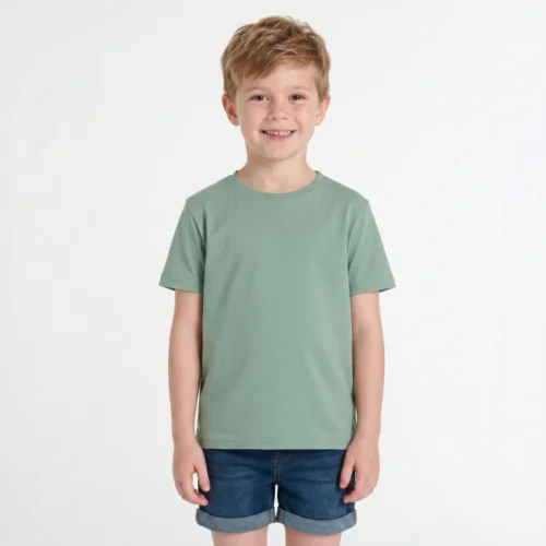 Rapaz com T-shirt verde e calças de ganga.