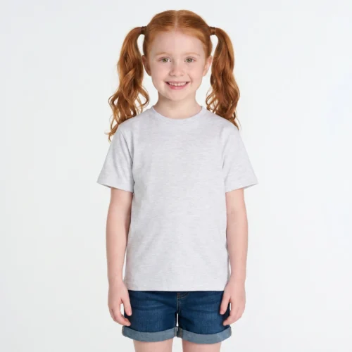 Menina ruiva com caudas, a usar T-shirt de criança cinzento claro e calças de ganga.