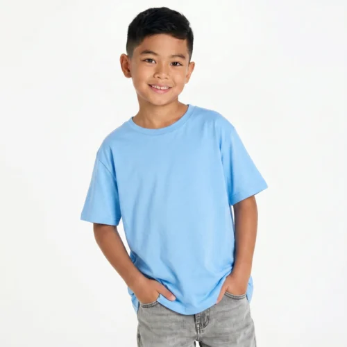 Menino a vestir t-shirt de criança