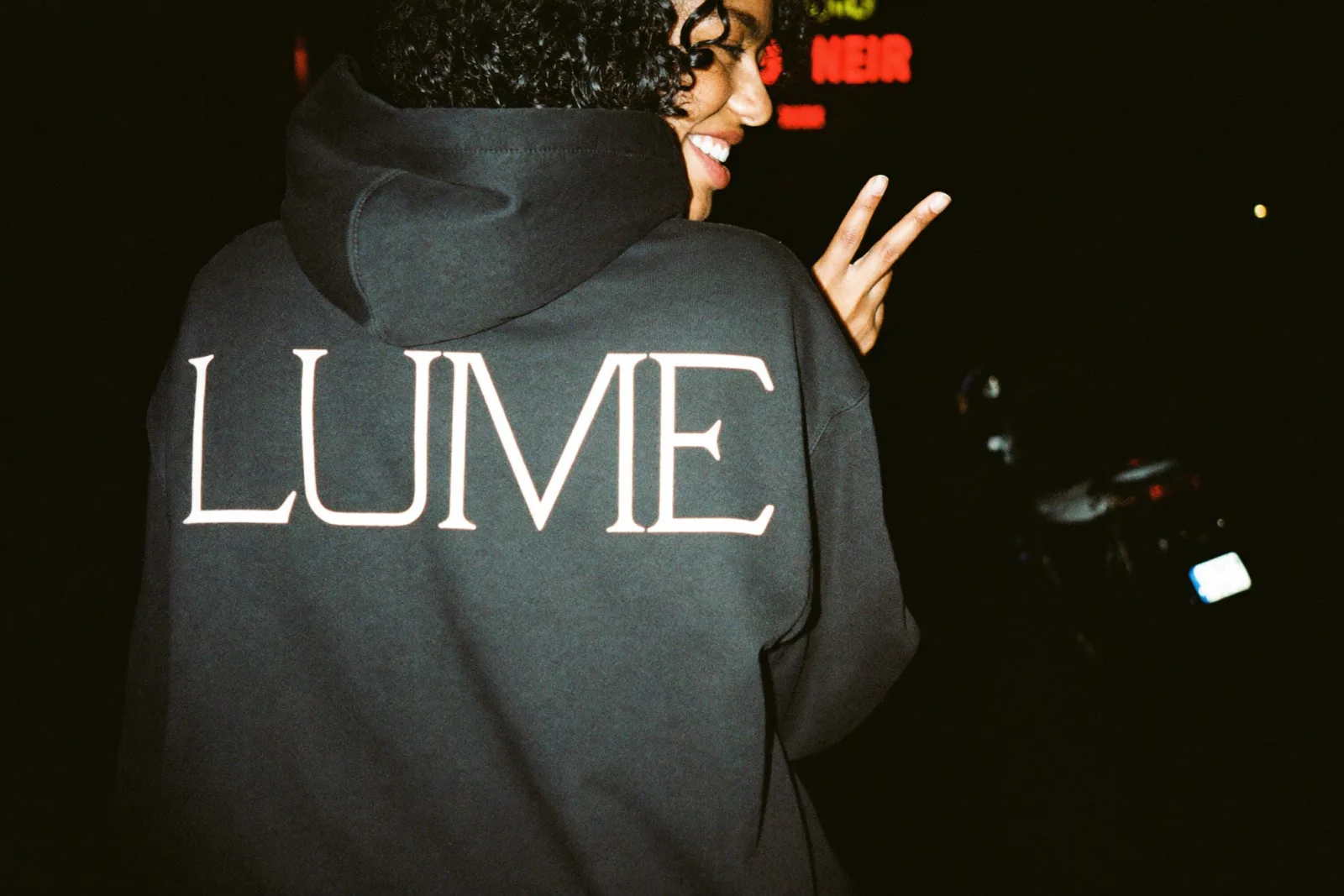 Hoodie preto com o nome da banda estampado em grande nas costas
